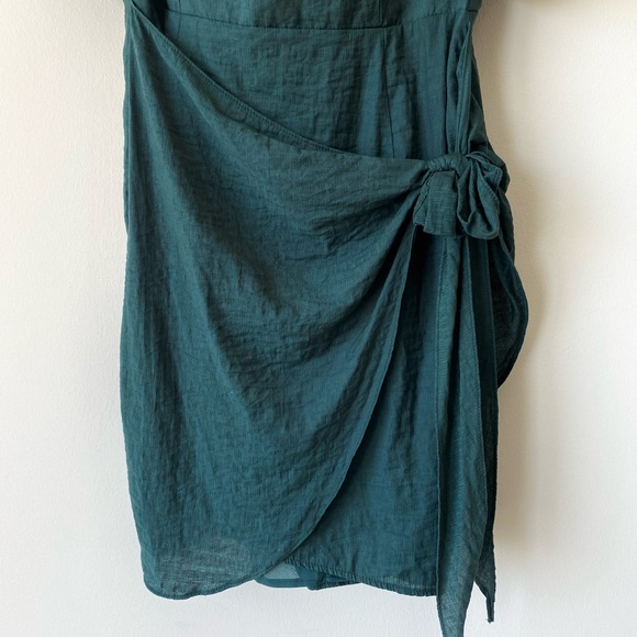 Green Mini Dress with Sweetheart Neckline and Flutter Sleeves - Picture 3 of 6